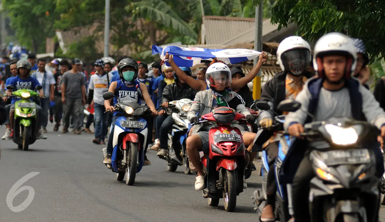 Puluhan suporter memenuhi jalan di sekitar Stadion Si Jalak Harupat, Bandung, Minggu (9/6/2015). Kedatangan suporter untuk menyaksikan laga antara Persib melawan Persebaya United di lanjutan Grup A Piala Presiden 2015. (Liputan6.com/Helmi Fithriansyah) 