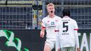 Penyerang Mainz, Jonathan Burkardt, merayakan gol yang dicetaknya ke gawang Borussia Dortmund pada laga lanjutan Bundesliga di Signal Iduna Park, Dortmund, Kamis (18/6/2020) dini hari WIB. Borussia Dortmund menyerah 0-2 atas Mainz. (AFP/Guido Kirchner/pool)