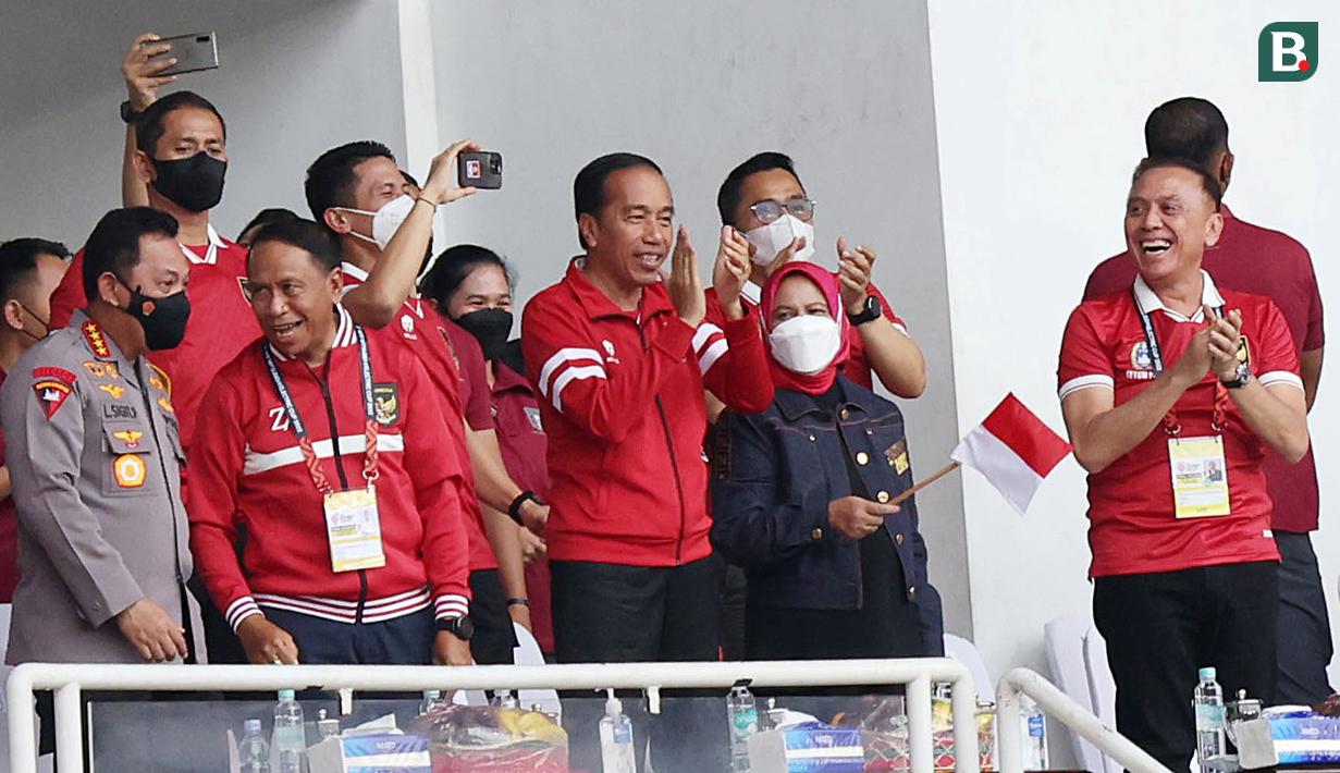<p>Presiden Joko Widodo melakukan selebrasi dengan bertepuk tangan setelah pemain Timnas Indonesia menjebol gawang Kamboja&nbsp;dalam laga Grup A Piala AFF 2022 antara Timnas Indonesia melawan Timnas Kamboja yang berlangsung di Stadion Utama Gelora Bung Karno (SUGBK), Jumat (23/12/2022). (Bola.com/M Iqbal Ichsan)</p>