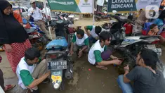 Relawan memperbaiki sepeda motor korban banjir pada layanan bengkel gratis Badan Amil Zakat Nasional (BAZNAS) di Kampung Pulo, Jakarta, Sabtu (4/1/2020). Layanan bengkel gratis ini banyak dimanfaatkan korban banjir untuk memperbaiki sepeda motornya yang sempat terendam. (merdeka.com/Imam Buhori)