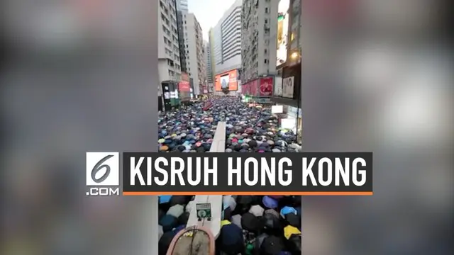 Ratusan ribu warga Hong Kong kembali menggelar aksi unjuk rasa di kawasan Victoria Park. Merekaa terus tetap berunjuk rasa meskipun diguyur hujan deras.