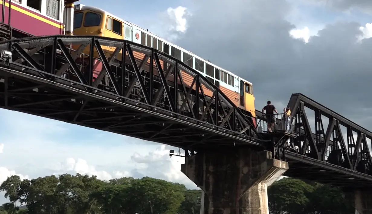 Jembatan di atas Sungai Kwai, bagian paling terkenal dari "Death Railway" di Kanchanaburi, Thailand pada 18 Agustus 2020. Saat Perang Dunia II, Jepang memaksa lebih dari 60.000 tahanan perang sekutu dan hampir 300.000 pekerja Asia Tenggara membangun jalur kereta tersebut. (Xinhua/Thana)