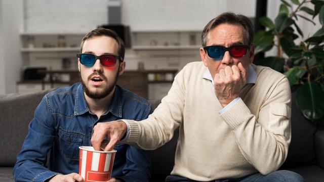 Ilustrasi menonton film bersama orang tua