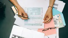 Ilustrasi pengisian formulir pembayaran pajak. (Sumber foto: Pexels.com).
