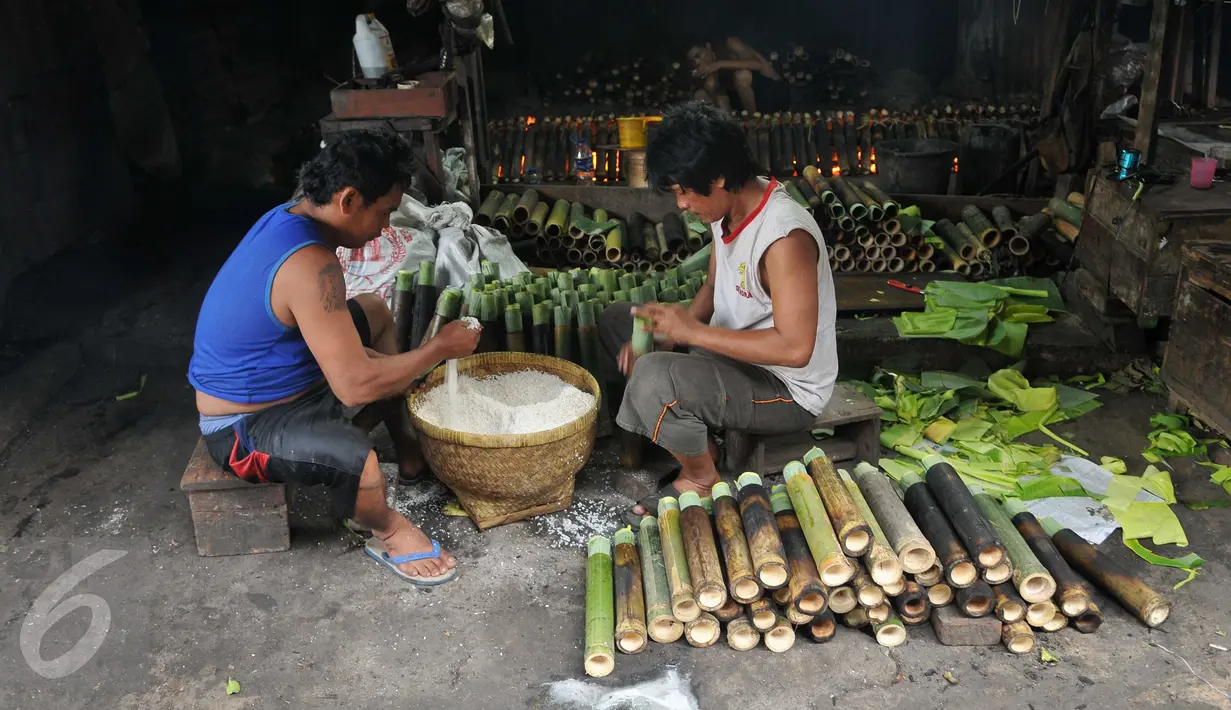 Pekerja memasukan beras ketan bahan dasar pembuatan Lemang di sentra pembuatan lemang kawasan Kramat Raya, Senen, Jakarta, Jumat (17/6). Pelaku usaha lemang meningkatkan produksi hingga 500 buah per hari pada bulan Ramadan. (Liputan6.com/Gempur M Surya)