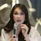 Luna Maya Doakan Rombongan Jurnalis yang Hilang di Gunung Anak Krakatau