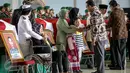Mendikbud Anies Baswedan memberikan ucapan bela sungkawa kepada keluarga korban jatuhnya Helikopter TNI AD di Hanggar Skadron Udara 17 Lanud Halim Perdanakusuma, Jakarta, (22/3). Peristiwa tersebut menewaskan 13 prajurit TNI. (Liputan6.com/Faizal Fanani)