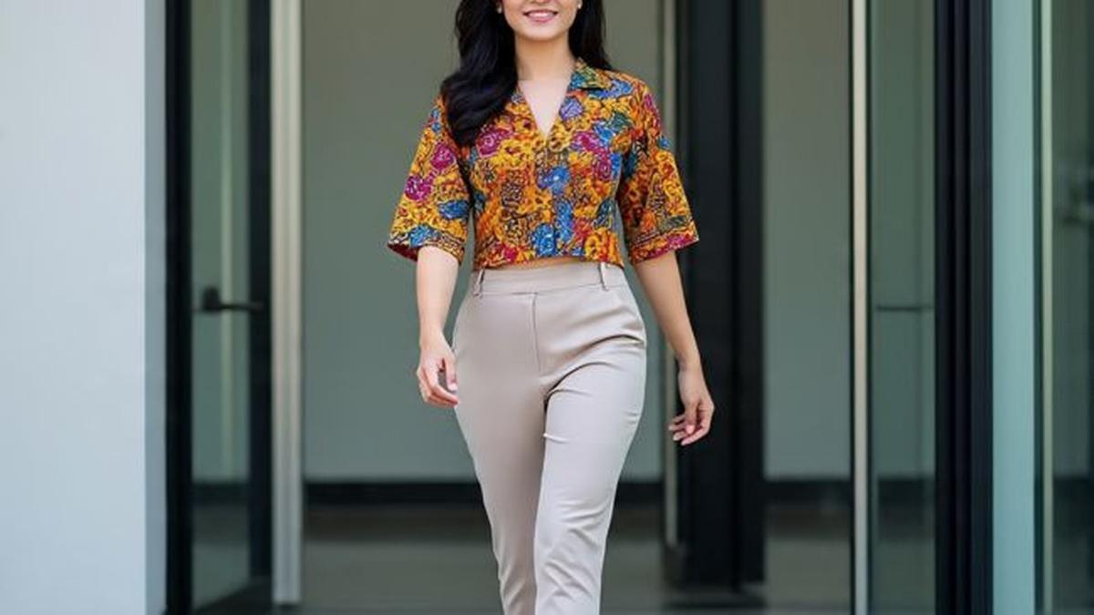 7 Model Blazer Crop Batik Kekinian untuk Wanita Karier, OOTD yang Nyaman dan Stylish saat Bekerja
