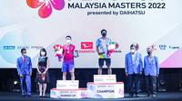 Tunggal putra Indonesia, Chico Aura Dwi Wardoyo (tengah), di podium juara setelah memenangi final Malaysia Masters 2022 di Axiata Arena, Kuala Lumpur, Minggu (10/7/2022). (PBSI)
