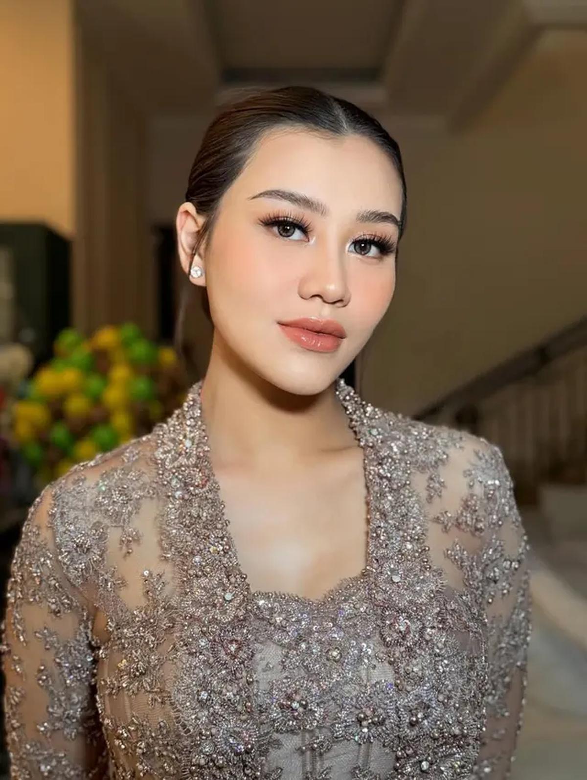 Meski baru dua jam tidur karena harus mengurus buah hatinya yang baru lahir, Aaliyah tetap hadir dengan senyum hangat dan aura keibuan yang memikat. [@ochiipramita].
