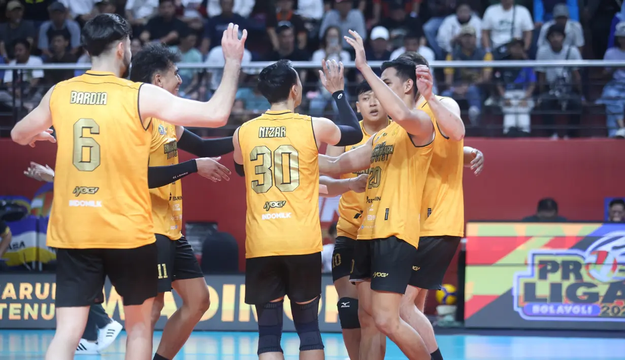 Para pemain Jakarta Bhayangkara Presisi berselebrasi usai mencetak poin pada pertandingan final four Proliga 2026 saat melawan Surabaya Samator yang digelar di Jawa Pos Arena, Surabaya, Kamis (2/4/2026). Dok. PBVSI)