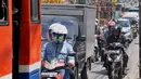 Kendaraan terjebak kemacetan saat melintasi Jalan Raya Cipulir, Jakarta, Kamis (30/4). Pembangunan jalan layang terpanjang Tendean-Ciledug (9,3 kilometer) untuk transjakarta Koridor XIII berimbas pada kemacetan panjang . (Liputan6.com/Andrian M Tunay)