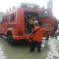Petugas BPBD Gresik mengevakuasi korban banjir ke lokasi pengungsian. (Istimewa)