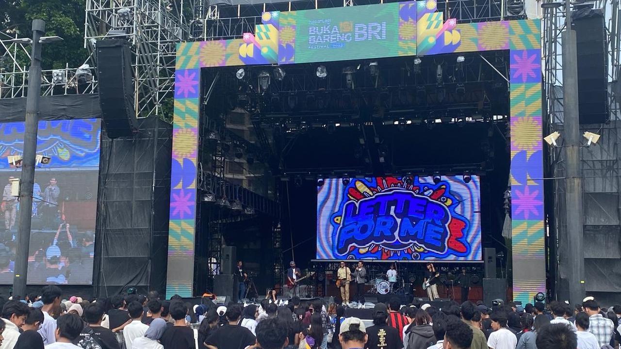 Foto Keseruan KLBB BRI Festival 2025: Makin Malam Makin Energik Nikmati Konser Musik