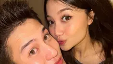 Julian Jacob terlihat sumringah dan kompak menunjukkan hasil tes kehamilan Mirriam Eka. Keduanya pamer potret romantis usai mengetahui bakal segera punya momongan. (Liputan6.com/IG/julianjacob)