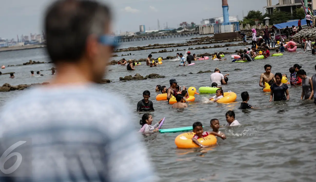 Libur Natal 2016 dimanfaatkan warga berkunjung ke Taman Impian Jaya Ancol, Jakarta, Minggu (25/12). Ancol memang selalu ramai setiap musim liburan tiba sebab di Ancol ada banyak tempat hiburan, seperti pantai dan dufan. (Liputan6.com/Faizal Fanani)