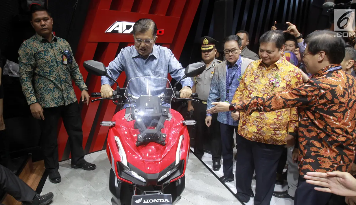 Wakil Presiden RI Jusuf Kalla menjajal kebolehan Honda ADV 150 usai membuka pameran Gaikindo Indonesia Internasional Auto Show (GIIAS) 2019 di ICE BSD, Tangerang, Kamis (18/7/2019). Tahun ini pameran otomotif terbesar di Indonesia tersebut mengusung tema Future in Motion. (Liputan6.com/Fery Pradolo)