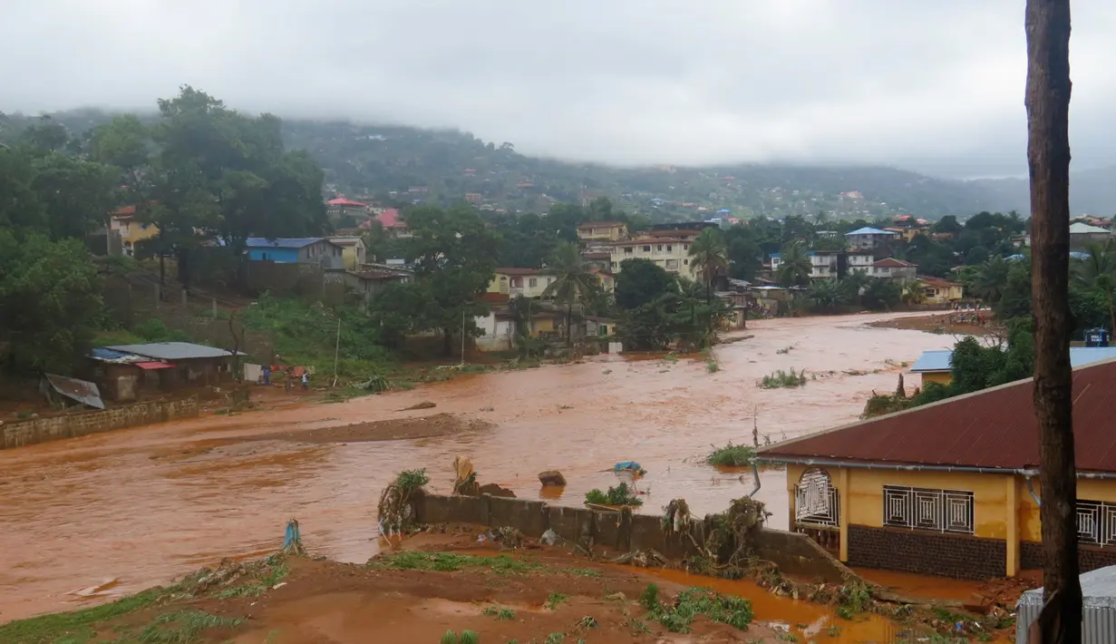 Sebuah aliran air mengalir setelah banjir di Regent, sebelah timur Freetown, Sierra Leone, 14/8). Sedikitnya 312 orang tewas dan lebih dari 2.000 orang kehilangan tempat tinggal mereka. (AP Photo/ Manika Kamara)