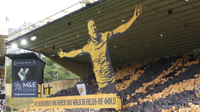 Foto: Fans Wolverhampton Bentangkan Tifo Memukau untuk di Hadapan Orang Tua Mendiang Diogo Jota