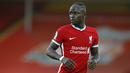 2. Sadio Mane (Liverpool) - Penyerang asal Senegal ini tampil sangat menawan bersama Liverpool saat meraih gelar juara Liga Inggris 2019/2020. Sadio Mane telah mencetak empat gol dan dua assists dari sepuluh laganya bersama Liverpool musim ini. (AFP/Phil Noble/pool)