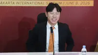 Shin Tae-yong resmi diperkenalkan sebagai pelatih Persija Jakarta di Jakarta International Stadium, Senin (8/6/2026) siang WIB. (Bola.com/Muhammad Iqbal Ichsan)