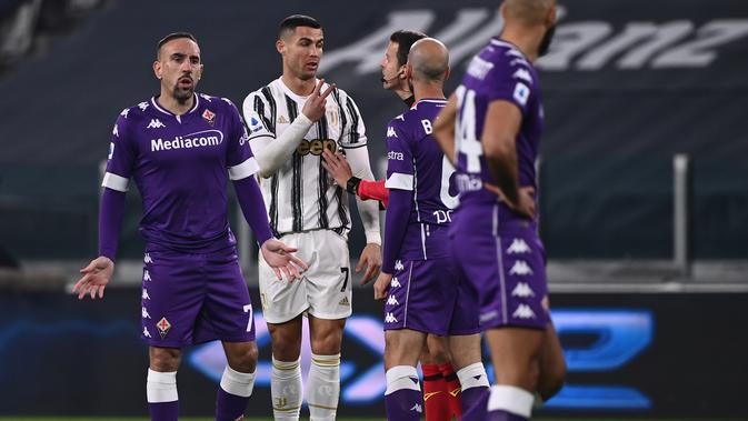 Reaksi pemain Juventus, Cristiano Ronaldo, dan pemain Fiorentina Franck Ribery pada pertandingan Liga Italia di Allianz Stadium, Rabu (23/12/2020) dini hari WIB. (AFP/Marco Bertorello)