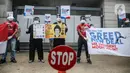 Massa mengenakan pelindung wajah dan masker saat menggelar aksi di depan Kedubes Korea Selatan di Jakarta, Kamis (25/6/2020). Dalam aksinya, mereka meminta Korsel membatalkan rencana pendanan untuk proyek PLTU Jawa 9 dan 10 di Banten yang dinilai merusak lingkungan. (Liputan6.com/Faizal Fanani)