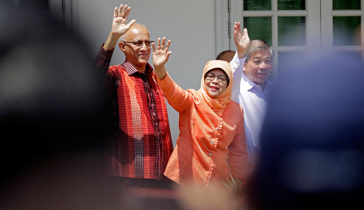 Halimah Yacob melambaikan tangan saat tiba untuk menyerahkan berkas pencalonan presiden di Singapura, Rabu (13/9). Halimah menjadi sorotan dunia, karena dia dari etnis Melayu yang selama ini langka jadi pemimpin negeri Merlion. (AP Photo/Wong Maye-E)
