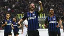 Gelandang Inter Milan, Roberto Gagliardini, merayakan gol yang dicetaknya ke gawang Genoa pada laga Serie A Italia di Stadion San Siro, Milan, Sabtu (3/11). Inter menang 5-0 atas Cagliari. (AFP/Miguel Medina)