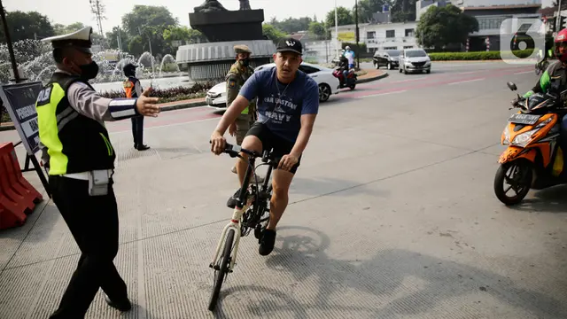 Petugas Putar Balik Pesepeda yang Ingin Melintasi Thamrin-Sudirman
