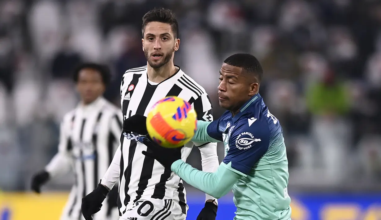 Gelandang Juventus, Rodrigo Bentancur berebut bola dengan pemain Udinese, Marvin Zeegelaar pada pertandingan lanjutan Liga Serie A Italia di Allianz Stadium di Turin, Minggu (16/1/2022). Juventus menang atas Udinese 2-2. (Fabio Ferrari/LaPresse via AP)