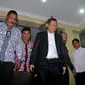 Direktur Utama PT Pelabuhan Indonesia (Pelindo) II, Richard Joost Lino (tengah) usai menjalani pemeriksaan di Bareskrim Mabes Polri, Jakarta, Senin (9/11/2015). RJ Lino diperiksa selama 10 jam dengan 10 pertanyaan. (Liputan6.com/Gempur M Surya)