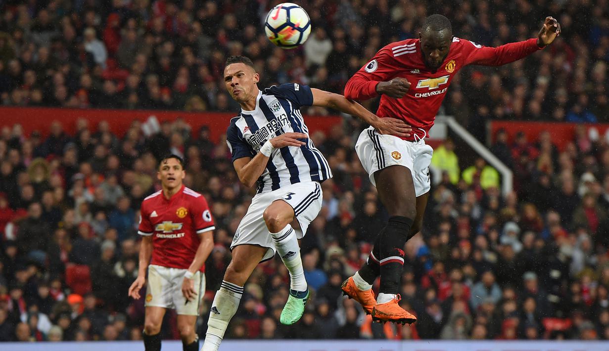 Duel Romelu Lukaku (kanan) dengan pemain West Bromwich pada lanjutan Premier League di Old Trafford, Manchester,(15/4/2018). Manchester United kalah 0-1. (AFP/Paul Ellis)