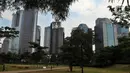 Suasana gedung perkantoran di Jakarta, Sabtu (17/10/2020). International Monetary Fund (IMF) memangkas proyeksi pertumbuhan ekonomi Indonesia 2020 menjadi minus 1,5 persen pada Oktober, lebih rendah dari proyeksi sebelumnya pada Juni sebesar minus 0,3 persen. (Liputan6.com/Johan Tallo)
