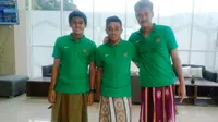 Tiga pemain Timnas Indonesia, yakni Septian David, Beny Wahyudi, dan Kurnia Meiga menjalani salat Jumat di sela-sela TC Timnas Indonesia, Jumat (21/10/2016). (Bola.com/Wiwig Prayugi)
