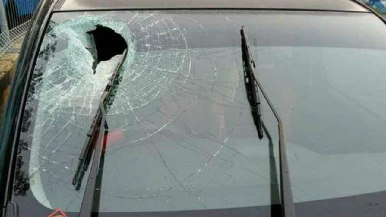 Mobil yang rusak dilempar baru di Tol arah Cikampek KM 63 (Dok. Istimewa)