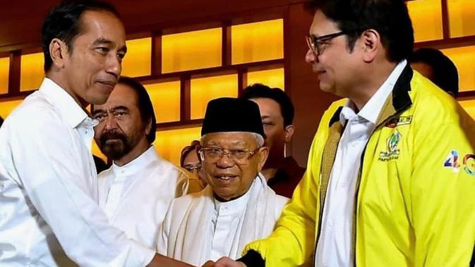 Capres petahana Jokowi bersalaman dengan Ketua Umum Partai Golkar Airlangga Hartarto. (Istimewa)