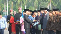 Pada kesempatan tersebut, Jokowi juga memberikan penghargaan Satya Lencana Karya Satya dari Presiden RI Susilo Bambang Yudhoyono kepada 841 PNS DKI, Jakarta, Minggu (17/8/14). (Liputan6.com/Herman Zakharia)