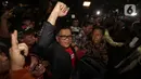 Terdakwa perkara suap terkait pengurusan Pergantian Antar Waktu (PAW) anggota Dewan Perwakilan Rakyat (DPR) periode 2019-2024 yang melibatkan calon legislatif Harun Masiku, Hasto Kristiyanto saat meninggalkan Rumah Tahanan Gedung Merah Putih Komisi Pemberantasan Korupsi (KPK), Jakarta, Jumat (1/8/2025). (Liputan6.com/Helmi Fithriansyah)