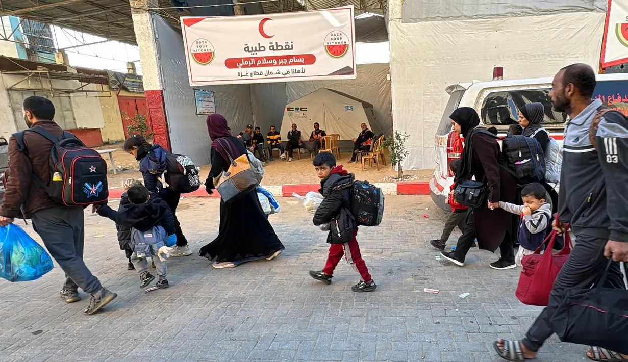 Petugas medis di Jalur Gaza melaporkan, serangan udara Israel tersebut menargetkan sebuah gedung bertingkat dan merusak sejumlah rumah di dekatnya. (Islam AHMED/AFP)