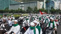 Laskar Front Pembela Islam (FPI) mengikuti konvoi menggunakan sepeda motor saat melintas di Bundaran HI, Jakarta, Rabu (22/5/2019). FPI mengerahkan simpatisannya di Jabodetabek untuk berdemonstrasi terkait hasil rekapitulasi suara Pemilu 2019 di gedung Bawaslu. (Liputan6.com/Immanuel Antonius)