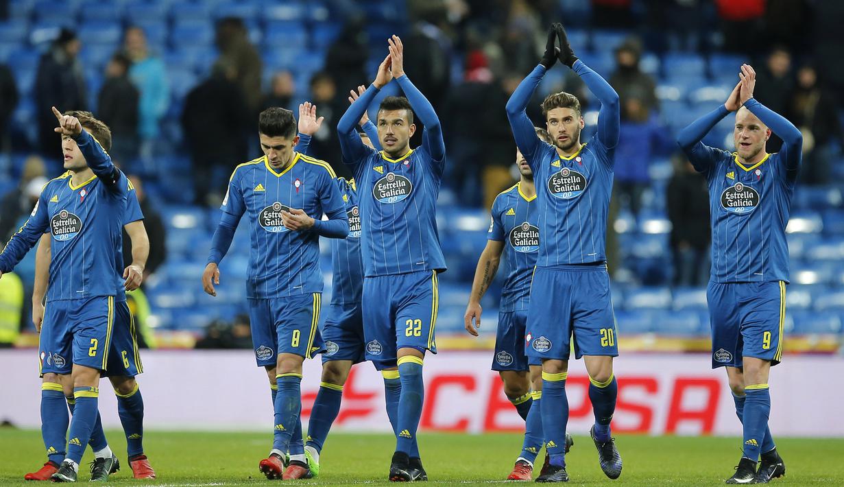 Para pemain Celta  Vigo memberikan salam kepada fans usai mengalahkan Real Madrid pada perempatfinal Copa del Rey leg pertama di Santiago Bernabeu stadium, Madrid, (18/1/2017). Madrid kalah 1-2.  (AP/Paul White)