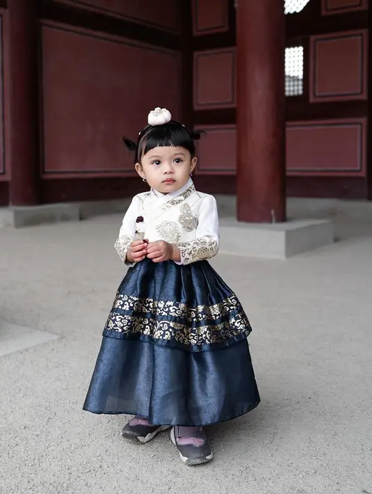 Terbaru, Ameena tampil manis kenakan hanbok putih emas dan navy. Ia tampil bak putri Korea sungguhan [@ameenaatta]