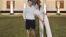 Tampil serba putih, Bella Bonita juga tampak serasi dengan sang suami, Denny Caknan.  [Foto: Instagram.]
