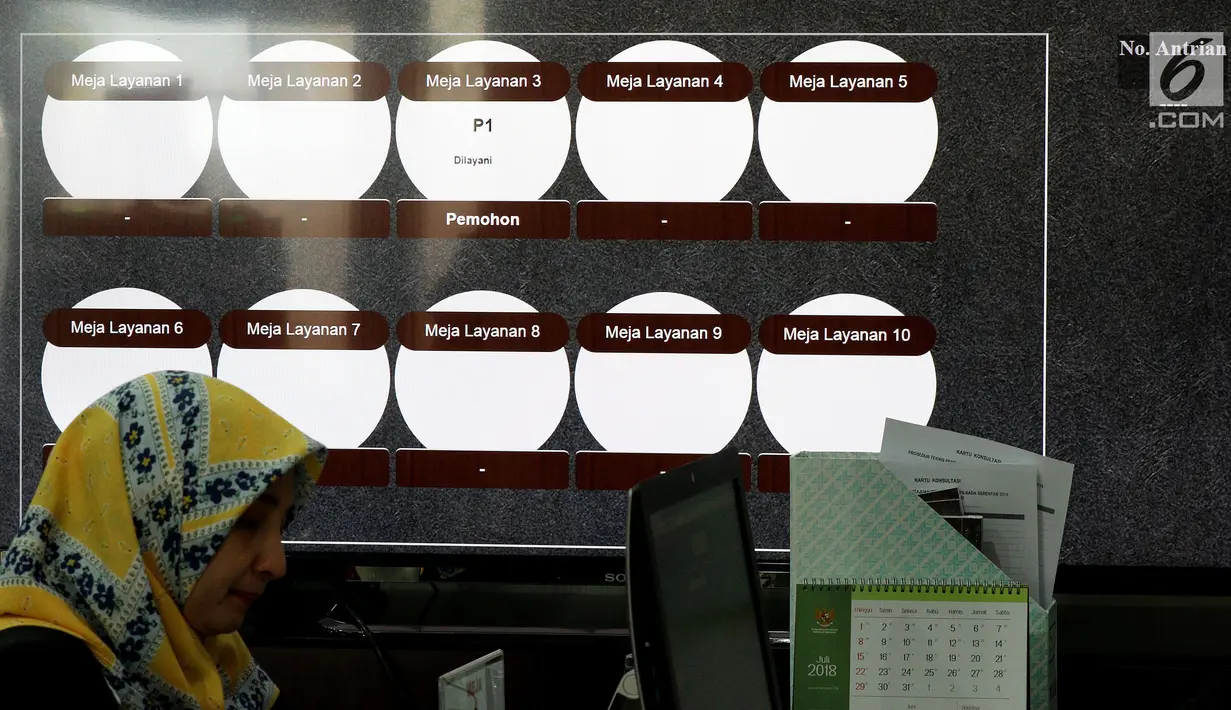 Seorang petugas berjaga di tempat sarana prasarana dukungan penanganan perkara perselisihan hasil Pilgub Serentak 2018 di Gedung Mahkamah Konstitusi, Jakarta, Kamis (5/7). (Liputan6.com/Johan Tallo)