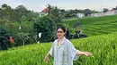 Sebagai seorang selebriti, Nadya Arina sampai saat ini cukup tertutup soal hubungan asmara. Namun kabarnya, sampai saat ini ia sudah memiliki seorang kekasih meski jarang mengumbar kemesraannya dalam media sosial. Dalam beberapa waktu belakangan ini ia memang cukup sibuk dalam menjalani syuting untuk film, serial hingga sinetron Ikatan Cinta. (Liputan6.com/IG/@nadyaarina)