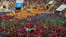 Sebuah tradisi menarik ada di Spanyol yaitu Kompetisi Taragon Castells, Spanyol, Sabtu (1/10). Kompetisi Taragon Castells adalah kompetisi membuat menara manusia. (AFP PHOTO / Lluis Gene)
