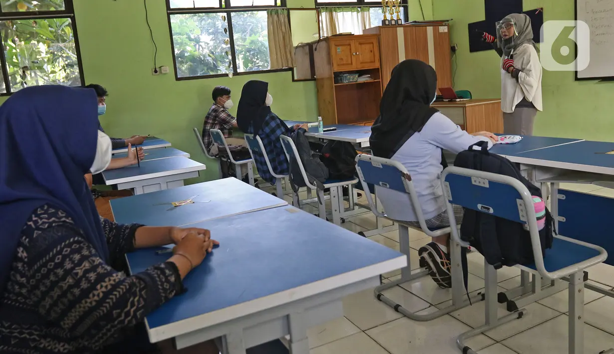 Suasana kegiatan tatap muka di SMP Negeri 2 Bekasi, Selasa (23/3/2021). Kepala Sekolah memastikan, peserta didik yang masuk ke sekolah telah mendapat surat persetujuan dari orang tua murid dan, berasal dari wilayah zona hijau. (Liputan6.com/Herman Zakharia)
