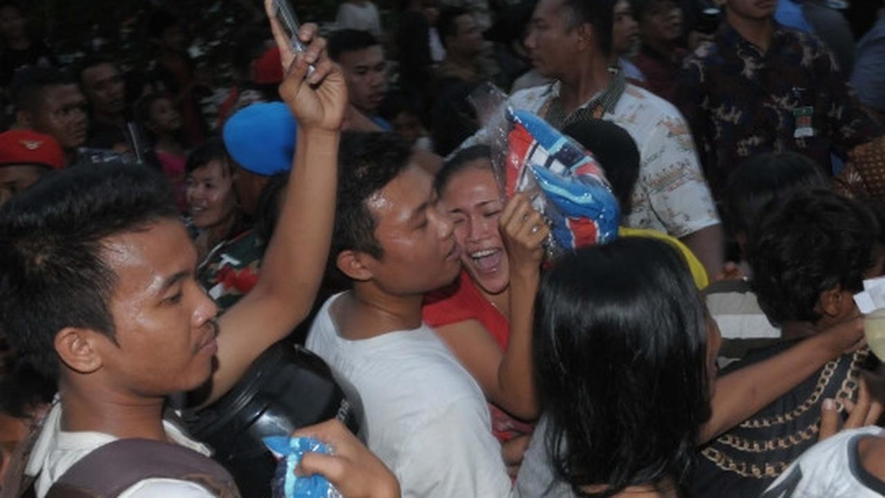 Bagi sembako gratis, Jokowi dikerumuni warga