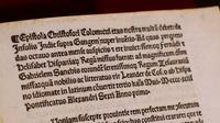 Salah satu halaman dari salinan surat asli yang ditulis oleh Christopher Columbus pada abad ke-15, dipamerkan di Vatikan, Kamis, 14 Juni 2018. (AP)